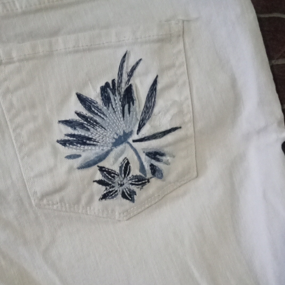 Free With $10 Purchase St John's Bay White Floral Women's Shorts - Picture 5 of 10